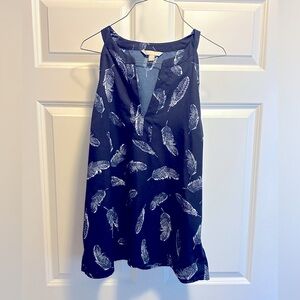 Navy/white feather printed sleeveless blouse, Size Large Banana Republic brand